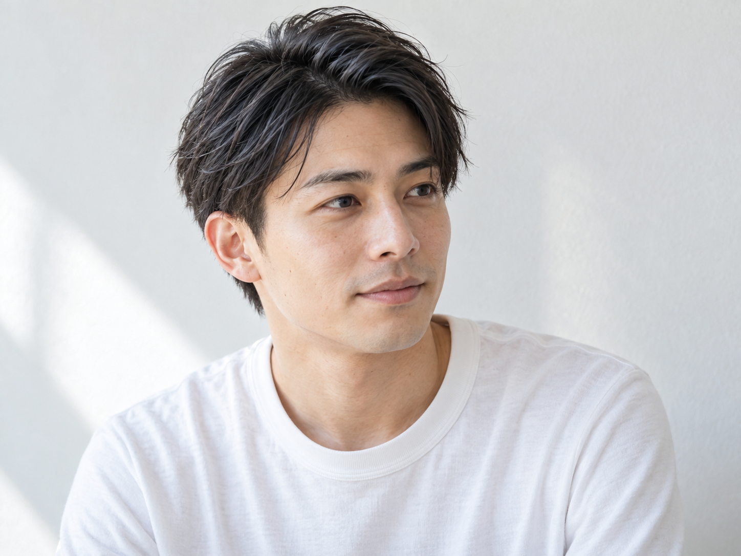 メンズ柔らかな七三分けショートを表した自然なイメージ