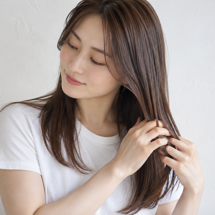 毛先へヘアオイル手ぐしの形や動作を示す自然なイメージ