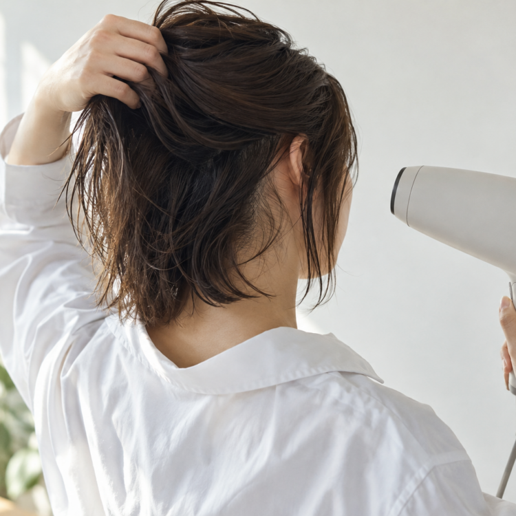 ドライヤーで髪の内側を乾かす手順のイメージ