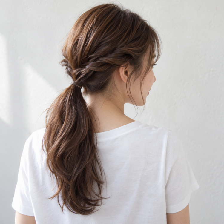 低めひとつ結びサイドの小さなねじりを表した自然なイメージ