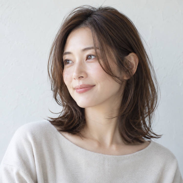 結べる長さを残したミディアムと頬からつながる顔まわりレイヤー