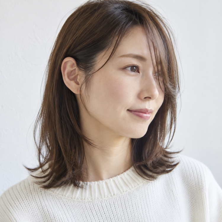 長めの前髪を耳にかけるデザインのイメージ